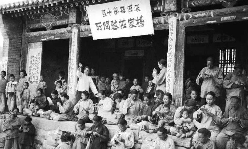 5-3：根据地妇女为抗日部队做军鞋。