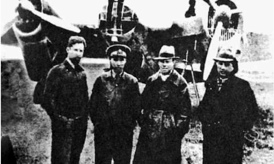 5-7：苏联空军志愿队来华参加抗战。图为1938年中苏飞行员在汉口机场合影。