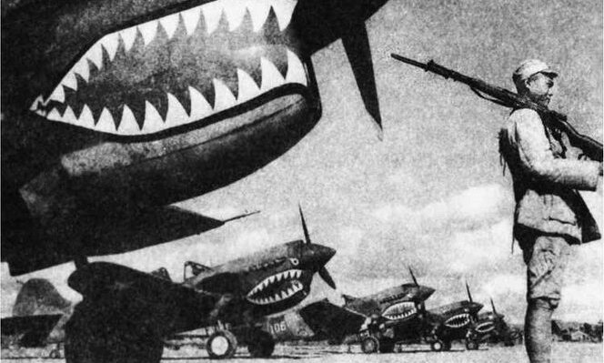 5-8：美国援华志愿航空队（“飞虎队”）的飞机上，都画着鲨鱼的利牙大口。图为中国士兵守卫在“飞虎队”飞机前。