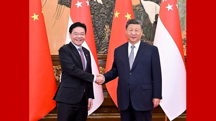 Xi meets Singaporean PM, calling for boosting China-Singapore cooperation