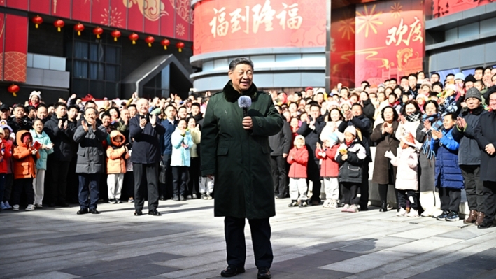 Xi visits people in Beijing ahead of Spring Festival, extends greetings to all Chinese